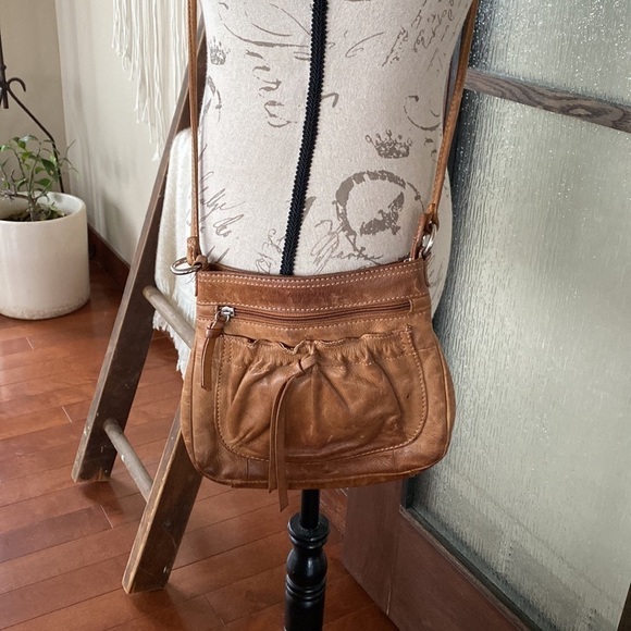 Fossil leather brown crossbody 9” x 10” Nice condition - Picture 2 of 7